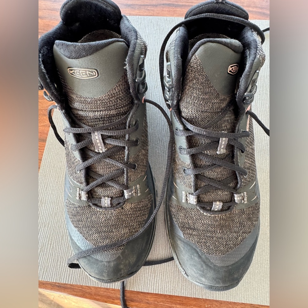 Keens waterproof hiking boots size US6 in almost new condition